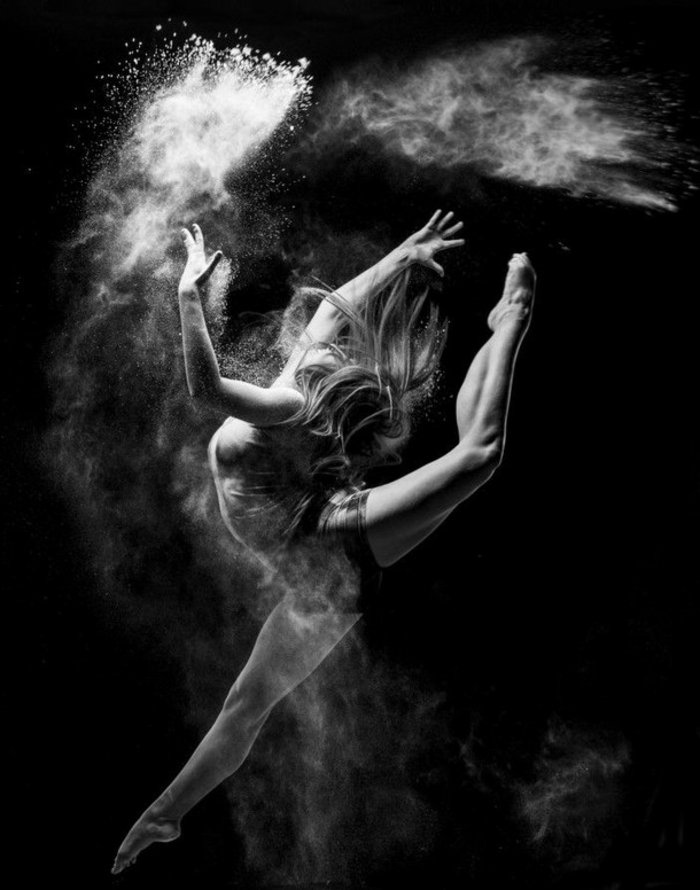 schwarz-weiße-Fotokunst-tanzendes-Mädchen