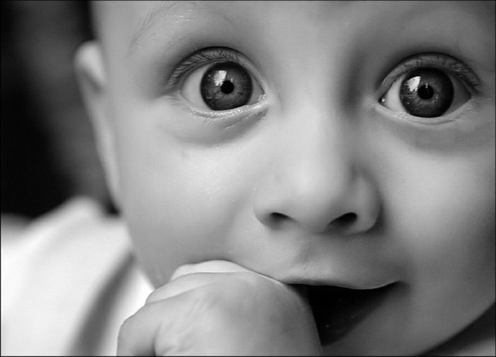 schwarz-weiße-Kunstfotografie-süßes-Baby-mit-schönen-Augen