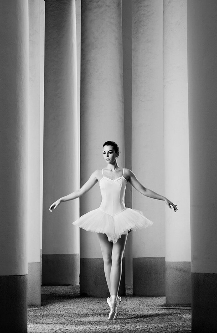 schwarz-weiße-Kunstfotografie-tanzende-Ballerina