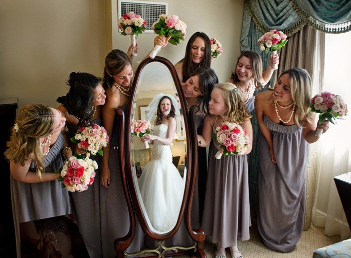schöne-Hochzeitsfotos-die-Braut-und-ihre-Brautjungfern