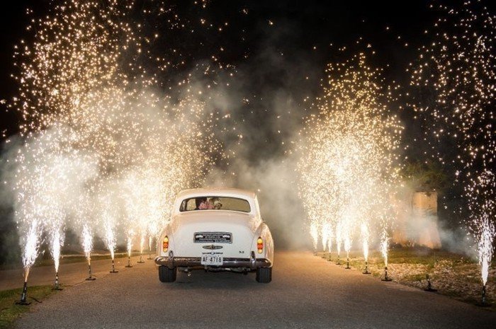 schöne-Hochzeitsbilder-Ideen-Brautpaar-reist-mit-retro-Auto-ab