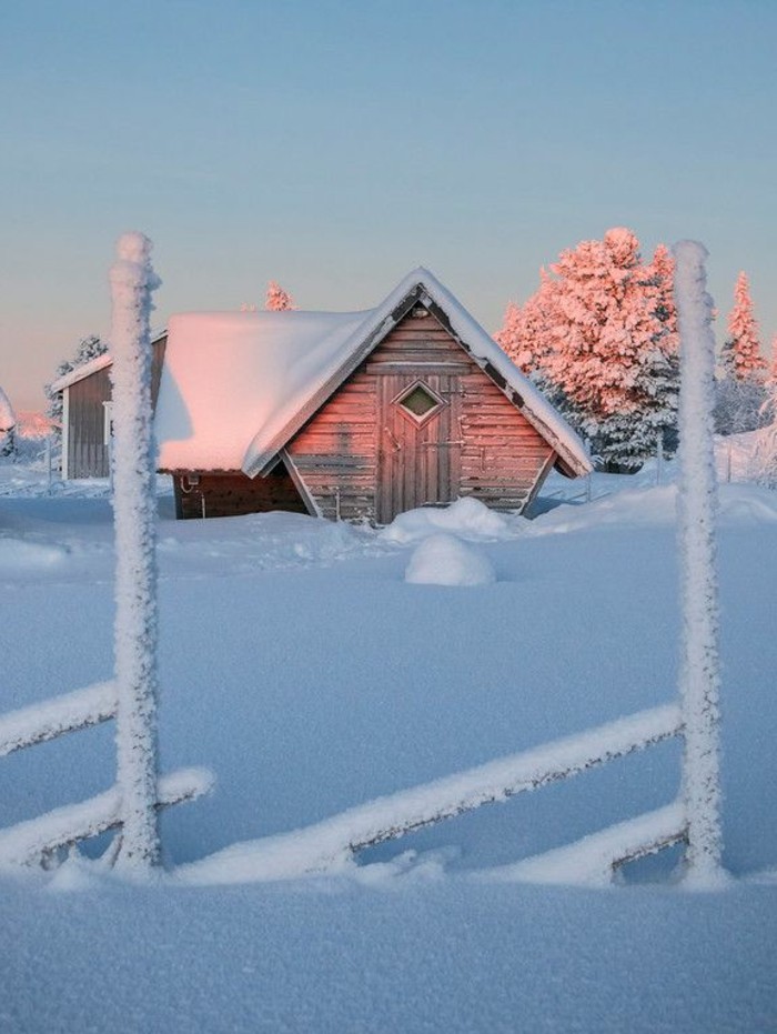 schöne-Winterbilder-Häuschen-im-Schnee-romantisches-Bild