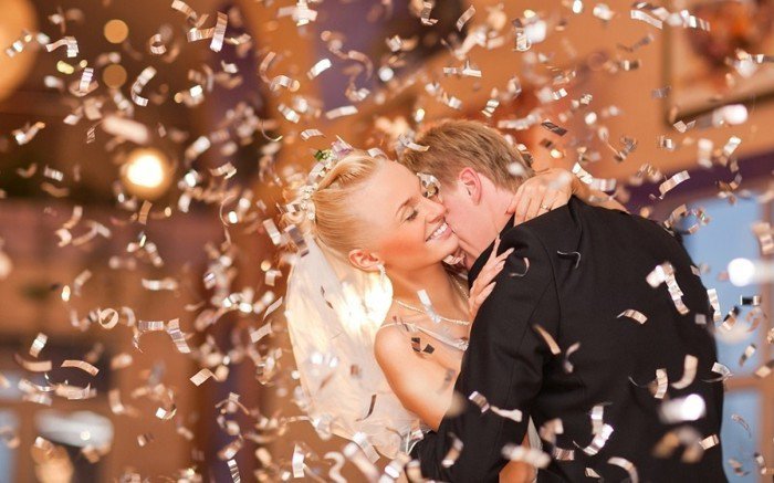 schönes-romantisches-Hochzeitsfoto-tanzendes-Brautpaar