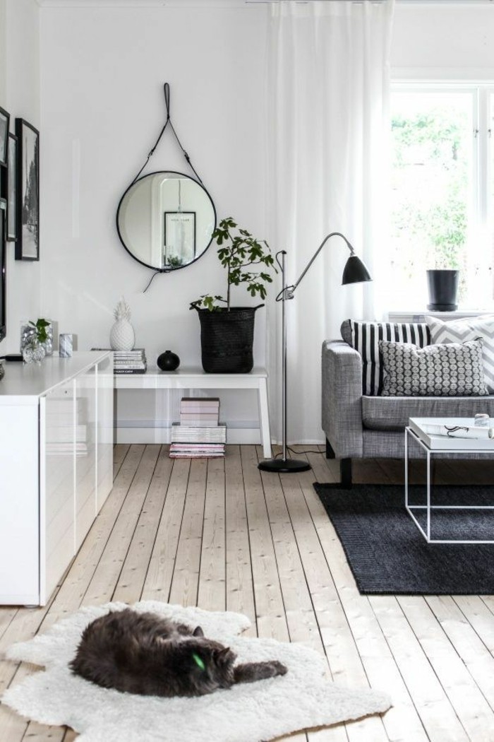 simples-weiß-graues-Interieur-mit-Holzparkett