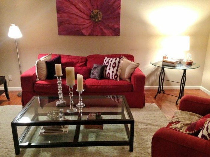 stilvolle-Einrichtung-Wandbild-mit-Blumen-Darstellung-feine-Möbel-Sessel-Sofa-rot