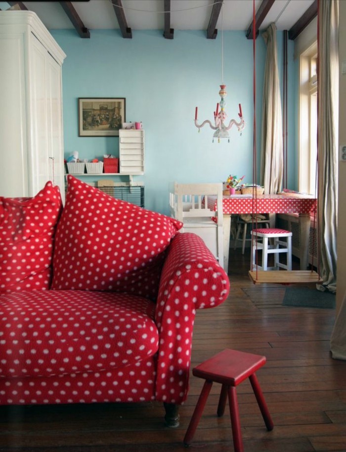 süße-shabby-chic-Einrichtung-gepunktetes-Sofa-rot