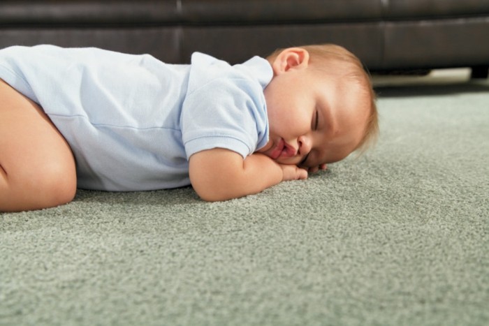 süßes-baby-schläft-auf-dem-boden-unikales-foto-von-schönem-teppich