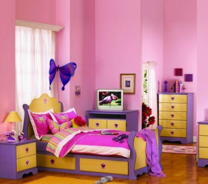 tapeten-für-mädchen-rosige-wände-und-schöne-möbel