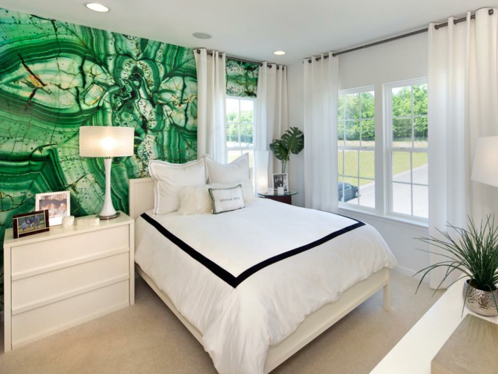 tolle-wandfarben-palette-grüne-wand- und weiße-gardinen-im-schlafzimmer