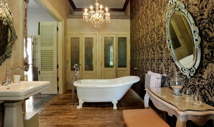 traumbäder-ideen-elegante-freistehende-badewanne-und-barock-spiegel