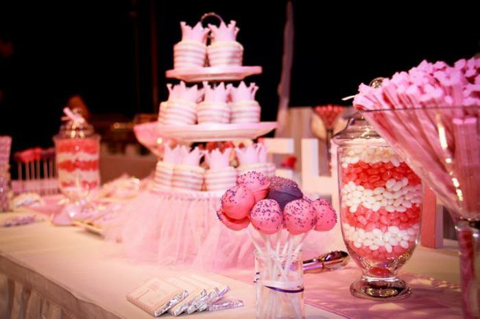 viele-rosa-Süßigkeiten-für-eine-Dornröschen-Party