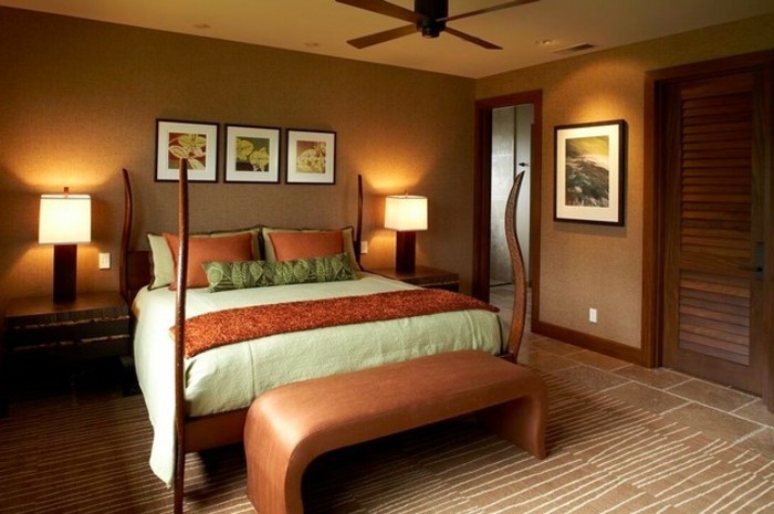 wandfarbe-gold-gemütliches-modell-schlafzimmer-bilder-über-dem-bett
