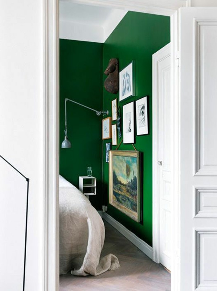 wandfarbe-grün-herrliches-modell-schlafzimmer-mit-bildern-an-der-wand