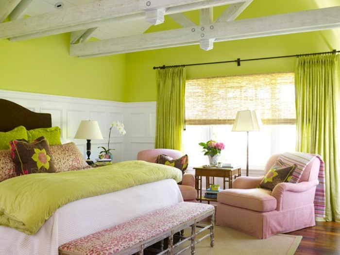 wandfarbe-grün-herrliches-schlafzimmer-mit-einem-rosigen-sessel