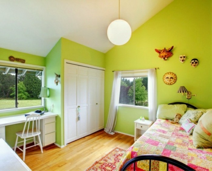 wandfarbe-grün-kleines-modell-schlafzimmer-accessoires-an-der-wand