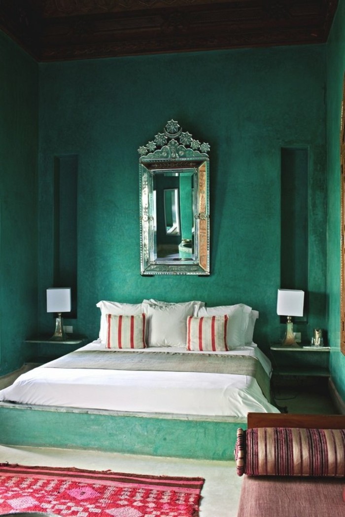 wandfarbe-grün-tolles-modell-schlafzimmer-super-tolle-kissen-auf-dem-bett