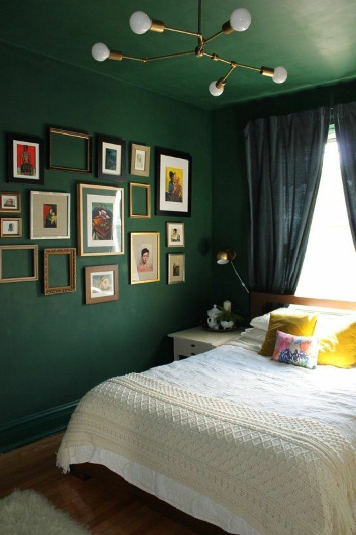 wandfarbe-grün-viele-bilder-an-der-wand-im-tollen-schlafzimmer