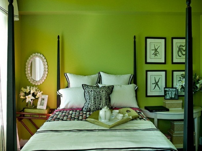 wandfarbe-grün-weiße-bilder-an-der-wand-im-schlafzimmer
