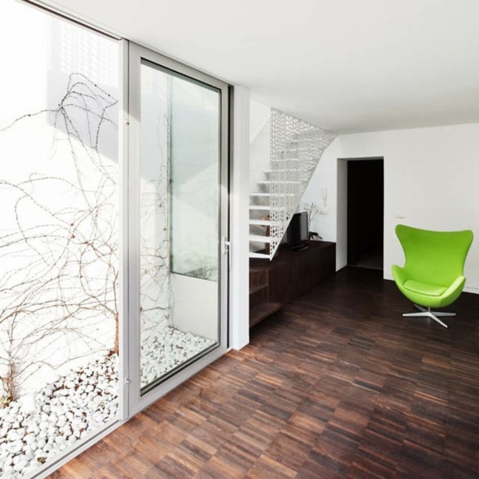 warme-farben-im-wohnzimmer-moderne-gläserne-wände