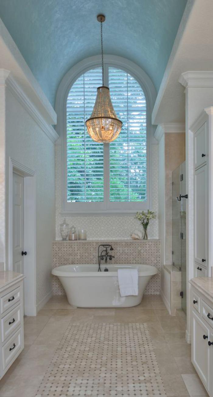 weißes-Badezimmer-Interieur-elegante-Gestaltung-wunderschöner-Kronleuchter-aus-Kristall-Leuchten