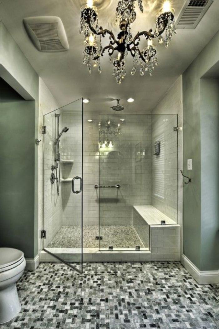 weißes-Badezimmer-schönes-Design-eleganter-Kristallleuchter