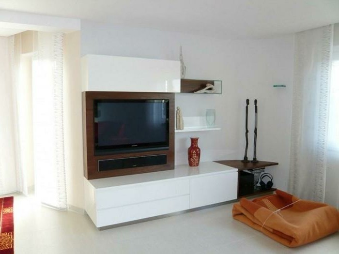 wohnzimmer-renovieren-interessante-wohnwand-weiße-farbe-großer-fernseher