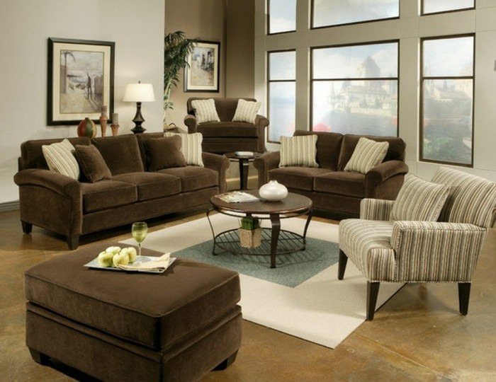wohnzimmereinrichtung-braune-sofas-und-moderne-große-fenster