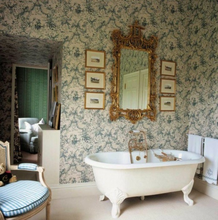 wunderschönes-baddesign-herrliche-tapeten-sehr-toller-spiegel
