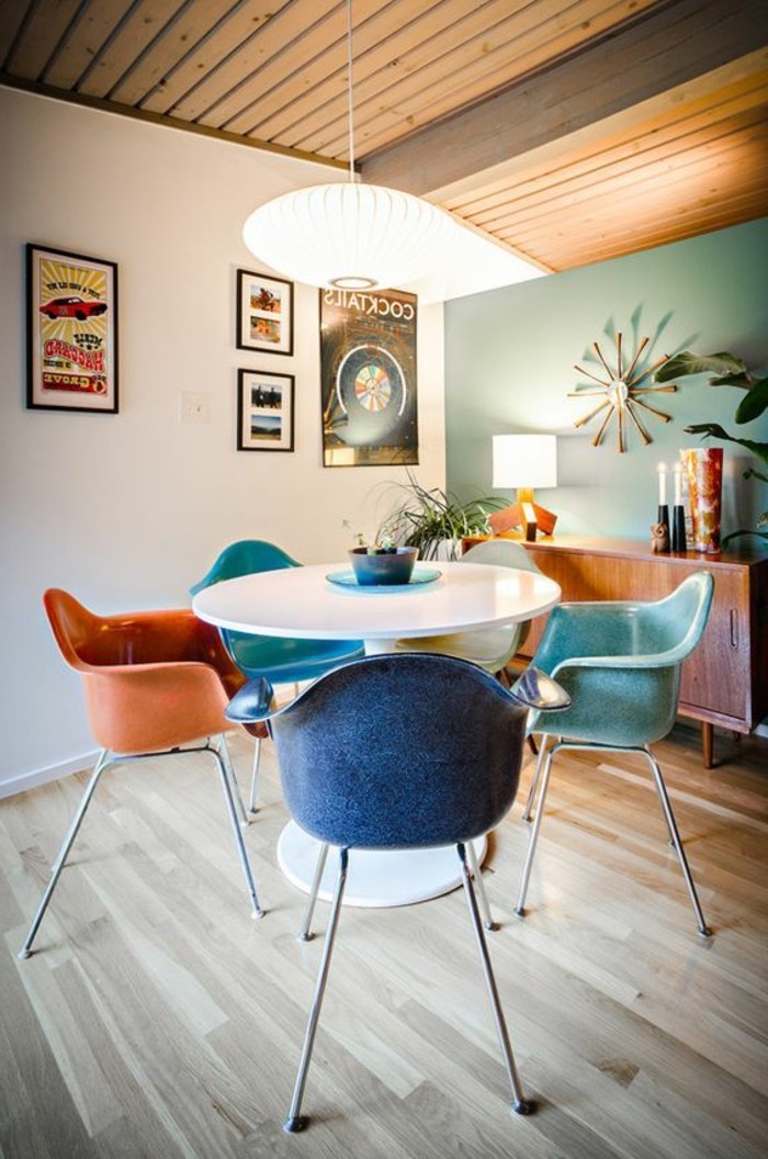 Art-Interieur-farbige-Designer-Stühle