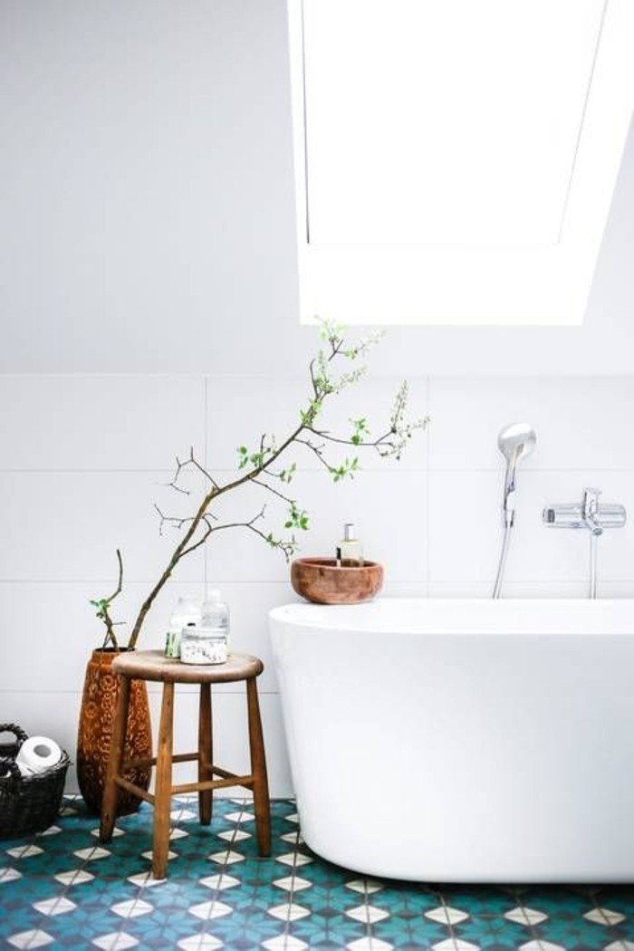 Badezimmer-komplett-in-Weiß-erfrischt-durch-bunte-Bodenfliesen