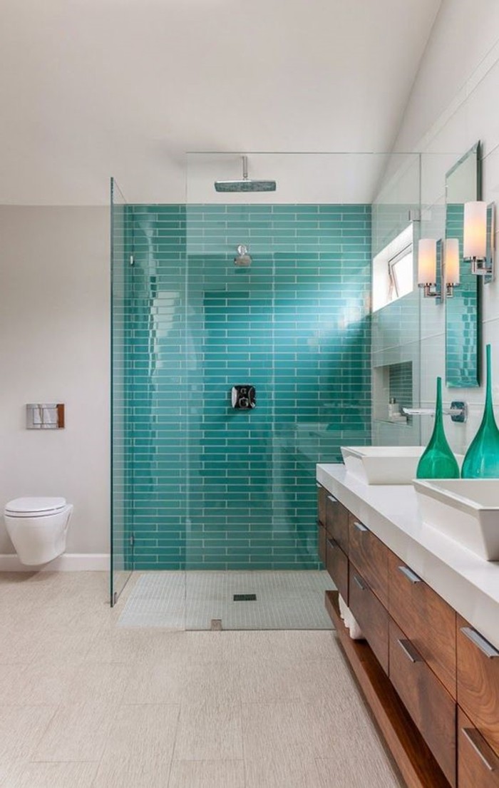 Badezimmer-mit-Duschkabine-Wand-in-türkis-Farbe-blaue-und-grüne-Akzente