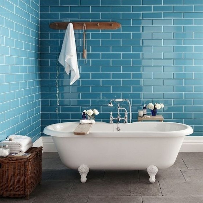 Badezimmer-mit-aristokratischer-Badewanne-und-eleganten-blauen-Wandfliesen