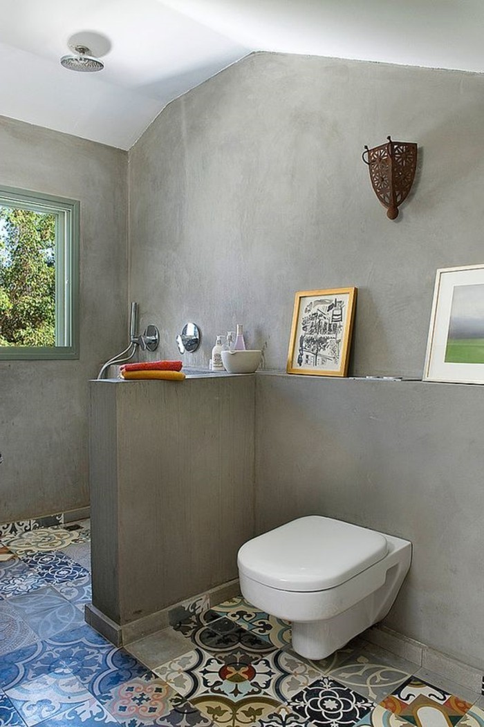Badezimmer-mit-grauen-Wänden-und-bunten-Bodenfliesen