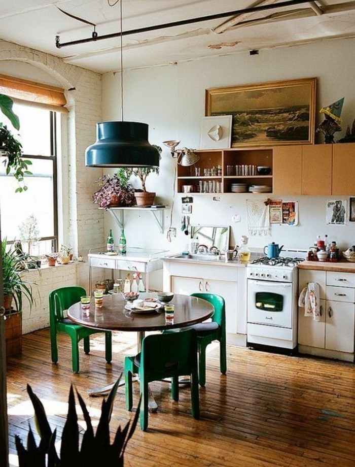 Boho-Küche-kleiner-runder-Tisch-grüne-Stühle