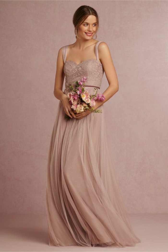 Brautkleid-in-Rosa-dunkel-und-brautstrauß-schlicht