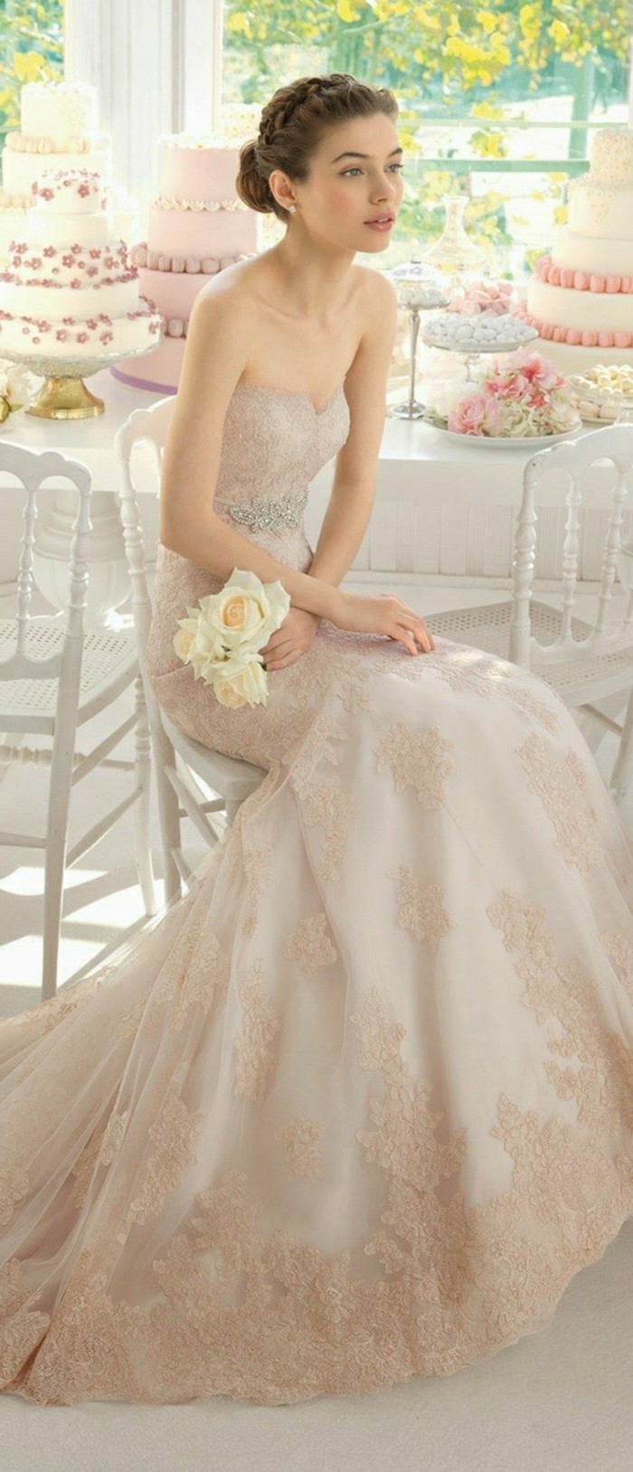 Brautkleid-in-Rosa -und-blumenstrauß-weißer-rosen