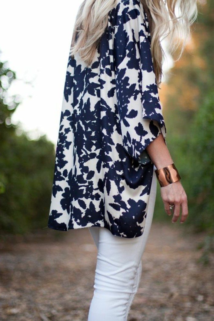 Damen-Jacke-in-Blau-und-Weiß-mit-floralen-Motiven