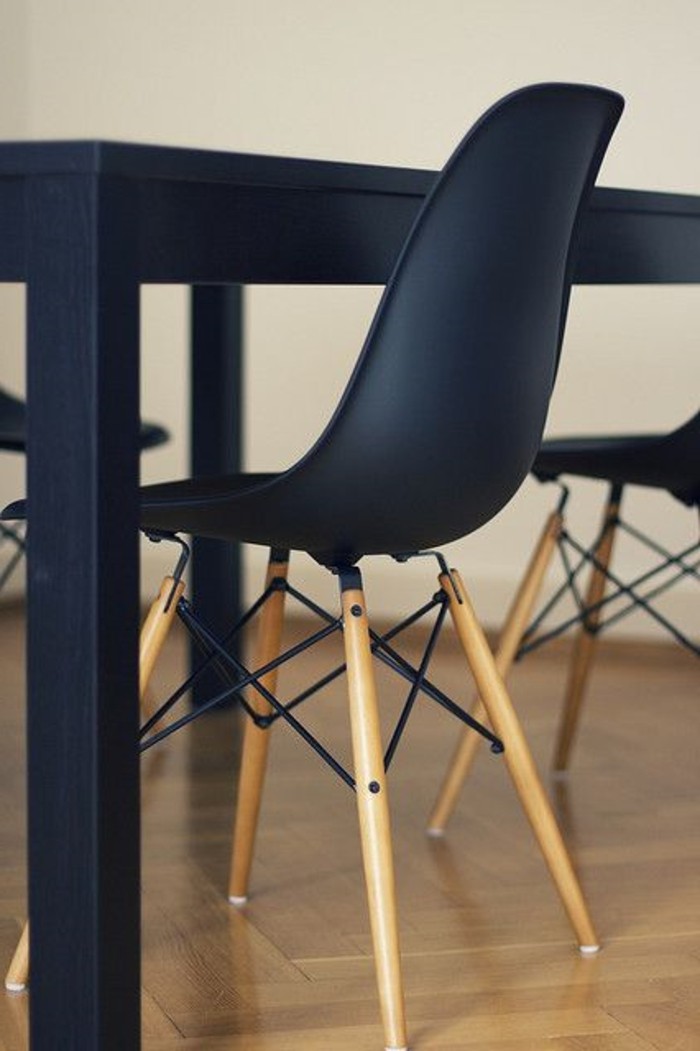 Eames-schwarzer-Stuhl-geeignet-fürs-Esszimmer