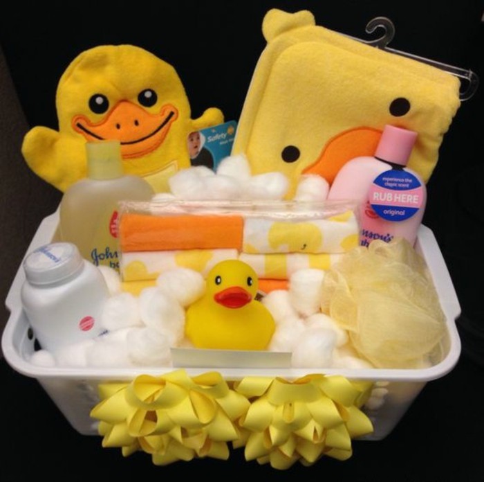 Geschenkkorb-mit-Baby-Accessoires-für-Baby-Shower