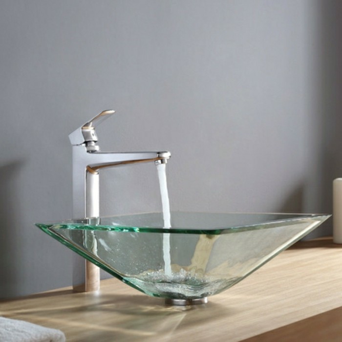Glas-Waschbecken-mit-modernem-design-für-kleines-badezimmer