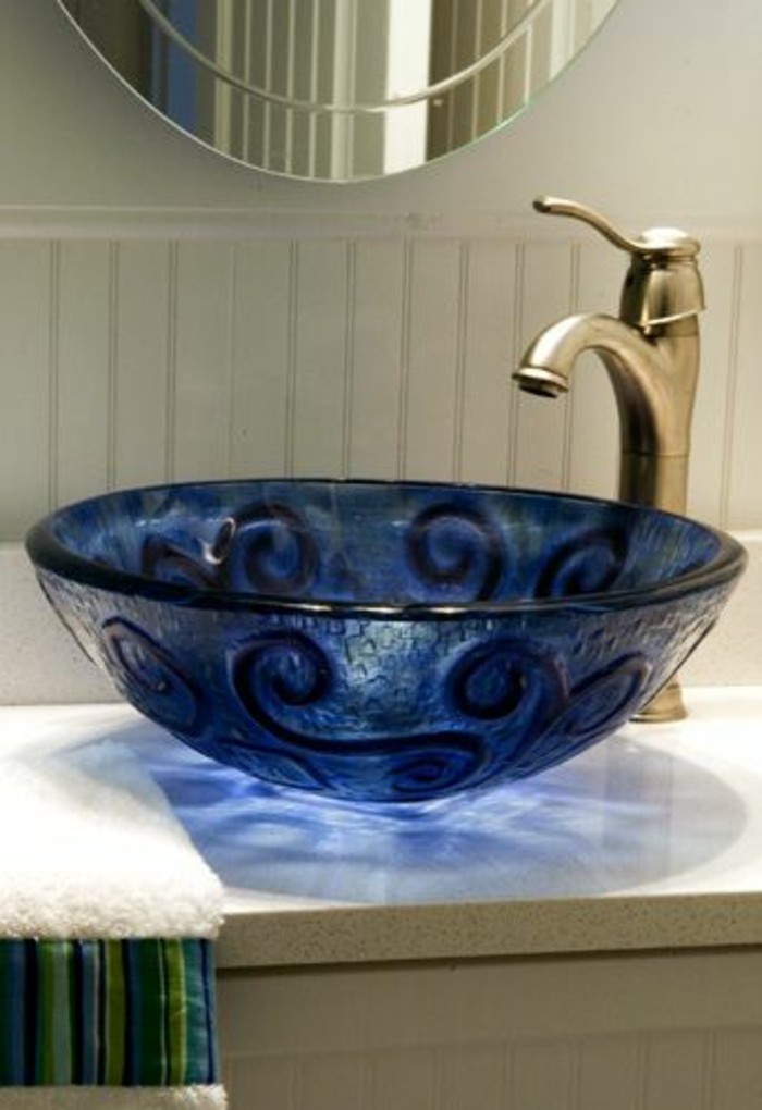 Glas-waschbecken-blau-bemalt