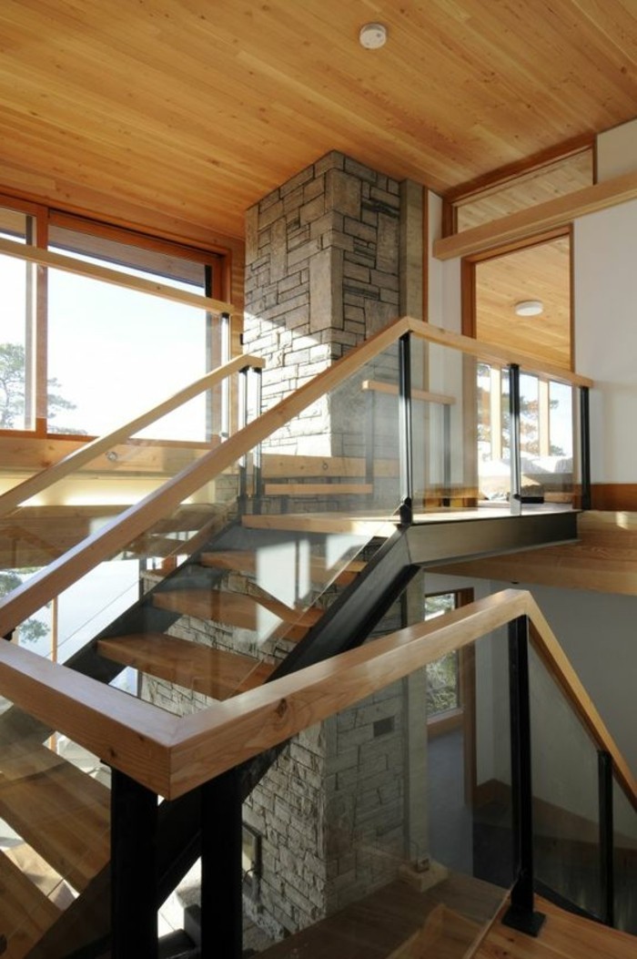 Glasgeländer-Treppe-holz-decke-und-stein