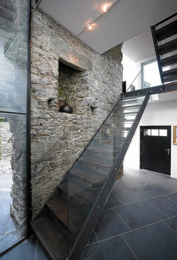 Glasgeländer-Treppe-rustikal-stein