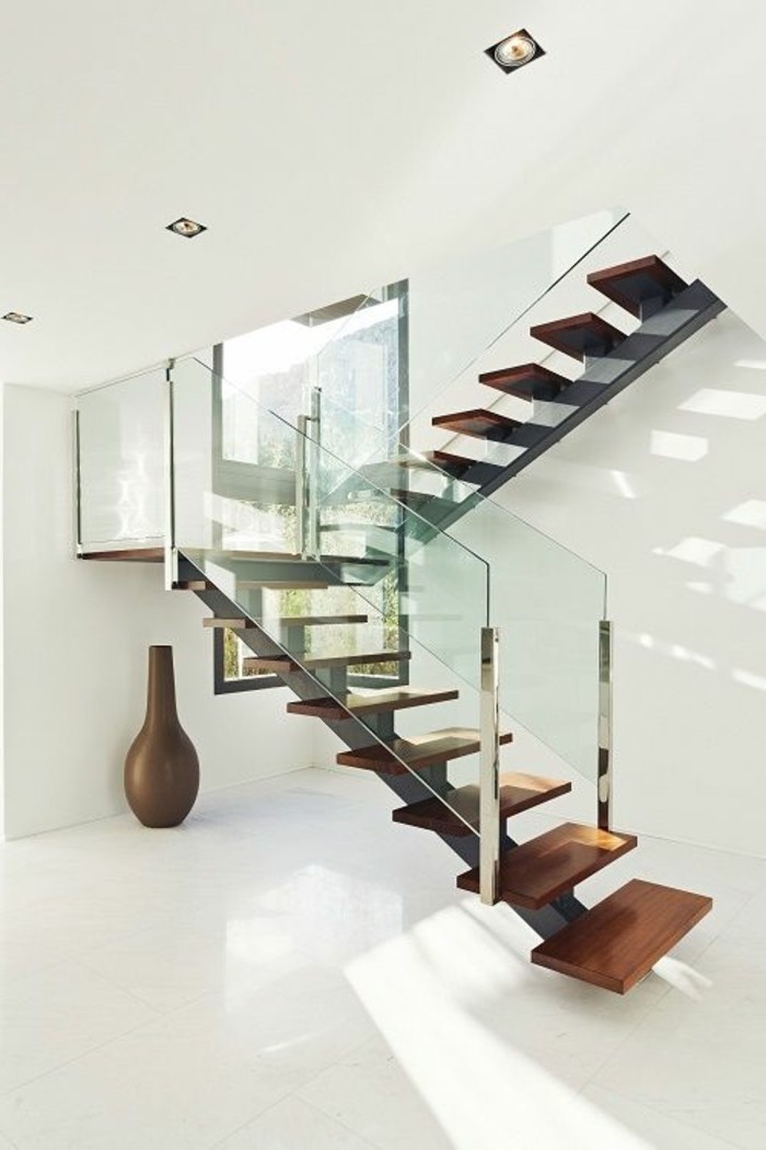 Glasgeländer-Treppe-weiße-wände-und-decke