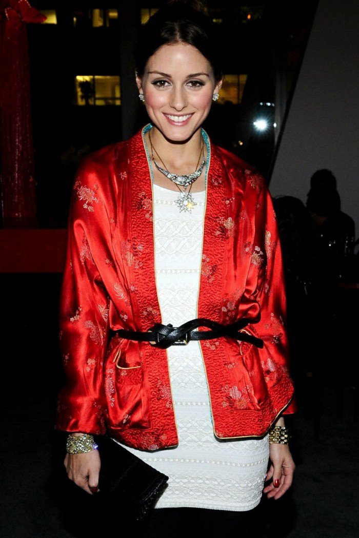Kimono-Bluse-in-Rot-mit-Dekoration-und-Gürtel