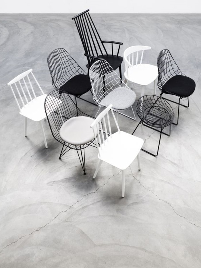 Kombination-von-weißen-und-schwarzen-Stühlen-mit-interessantem-Design