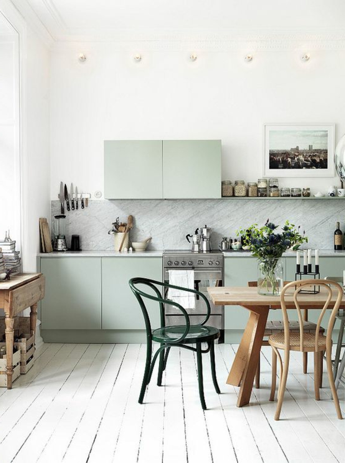 Küche-mit-ruhiger-Atmosphäre-simple-Küchenstühle