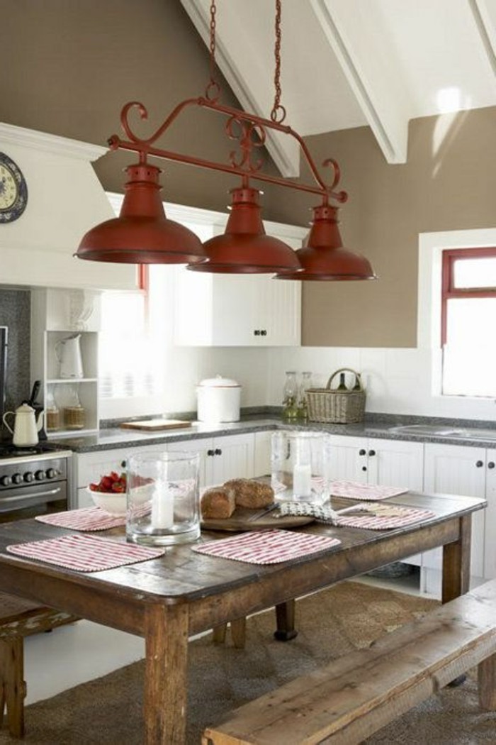 Küche-mit-rustikalen-Möbeln-und-roten-Leuchten