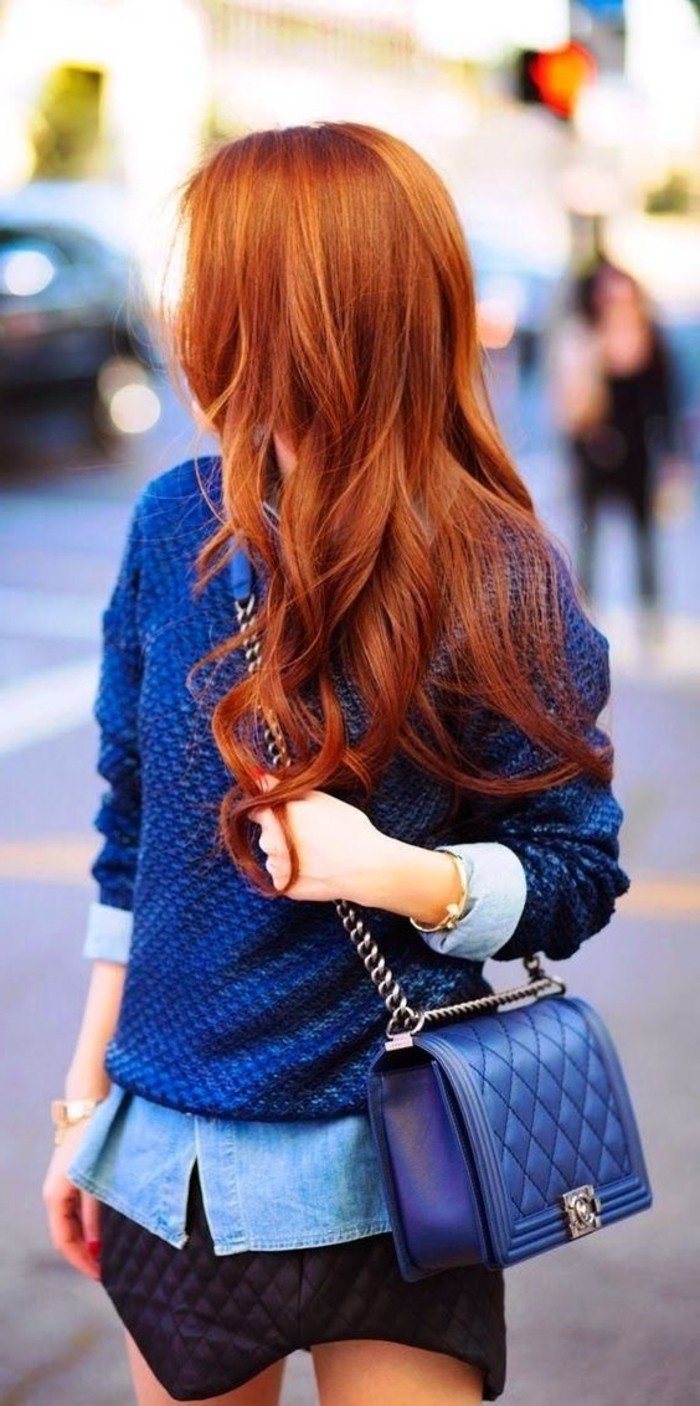 Mädchen-mit-blauem-Outfit-und-Kupfer-Haarfarbe