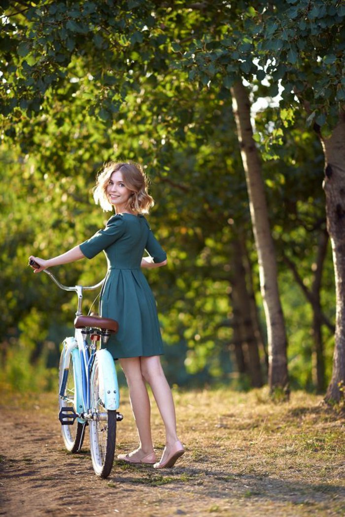 Mädchen-mit-kokettem-Modell-Fahrrad